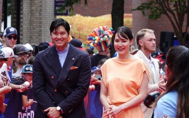 大谷翔平、濃紺スーツは「妻の色に合わせて」　桃をイメージ…真美子夫人と登場