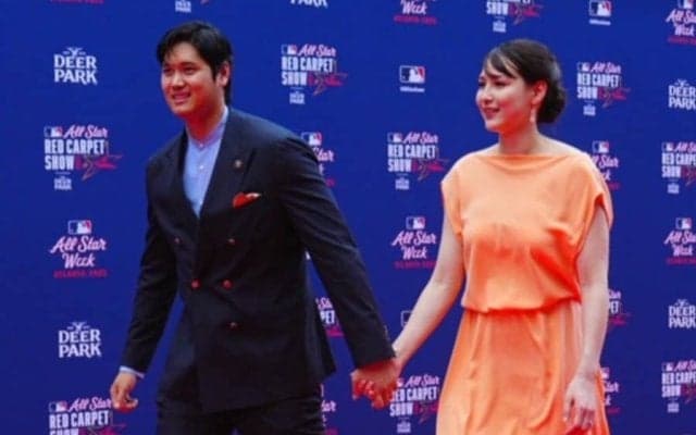 大谷翔平、真美子夫人と手をつなぎレッドカーペット登場　濃紺スーツにオレンジドレス…先頭登場に大歓声