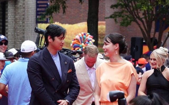 大谷翔平、真美子夫人へささやかな“気遣い”　肩に手をやり…レッドカーペットの一幕