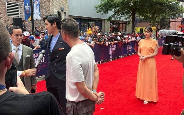 大谷翔平の取材時、真美子夫人は“気遣い”　手をつなぎニコリ…ドレスは「ピーチの色」