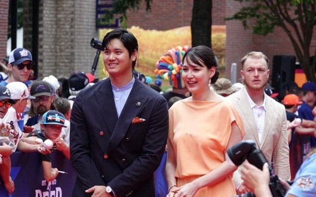 大谷翔平の後ろで…真美子夫人にハグしていた人物　レッドカーペットで果たした“再会”