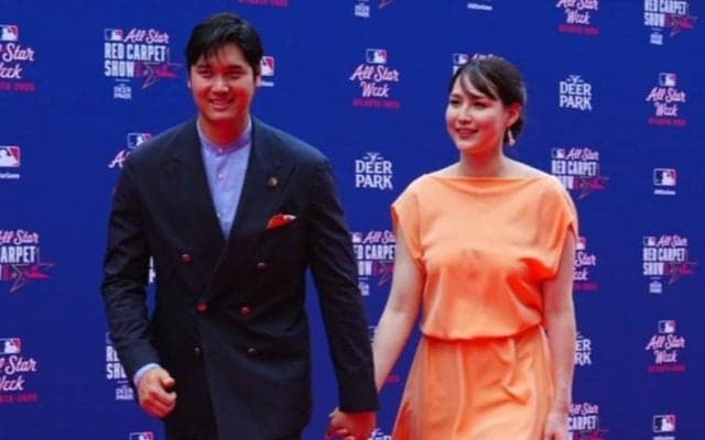 「ほんと可愛すぎる…」真美子夫人の手を握る大谷　華麗な夫妻に朝3時の列島興奮「目を奪われる」