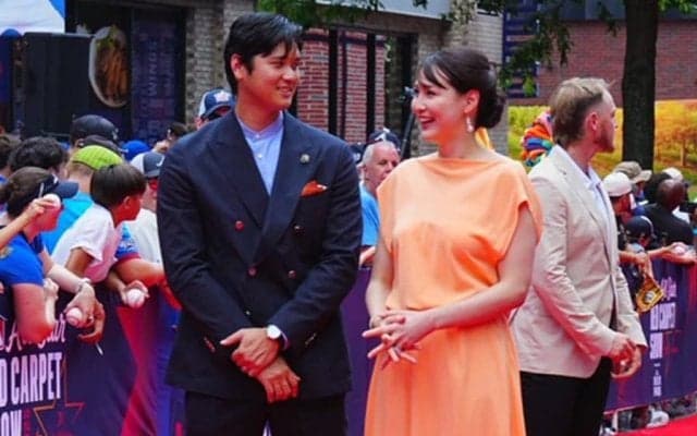 大谷翔平が肩に手をやり…真美子夫人に「デコちゃんの毛？」　気遣いに感激「尊い」