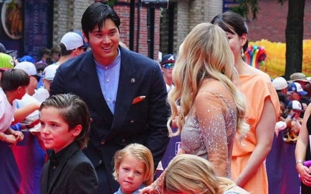 大谷翔平が身をかがめ…敵軍投手の息子に“神対応”　真美子夫人の横で見せた気遣い