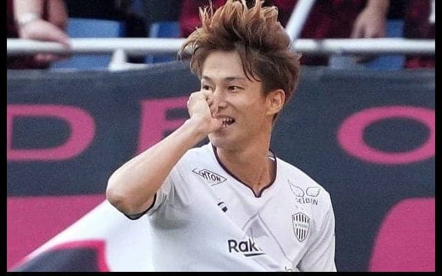 ｢お肌白くて綺麗｣｢ベビちゃんムスッとすごい｣J1神戸MF井出遥也の元E-girls美人妻、“胸元のタトゥー”チラ見え水着姿で沖縄満喫！娘のプールデビュー報告