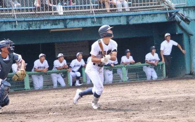 多数のスカウトが集結！転入生の大型遊撃手、龍谷大平安の強打者はヒットでアピール【京都】