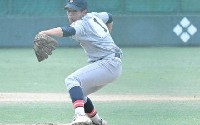 帽子のつばに級友の言葉ぎっしり　強力打線を抑えた飾磨のエース