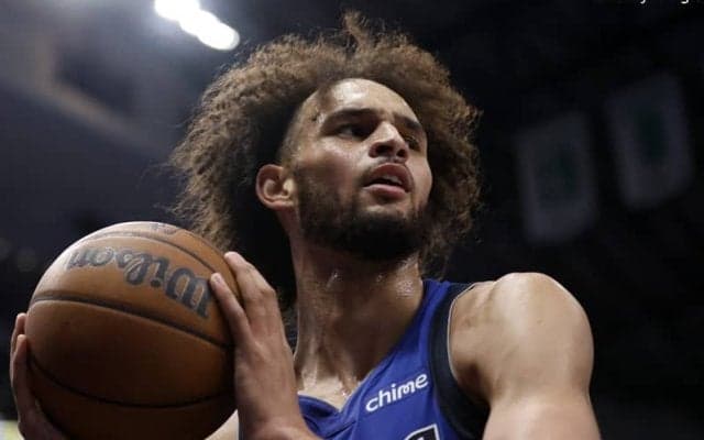 マーベリックスの先発センター、デレック・ライブリー2世が右足を手術