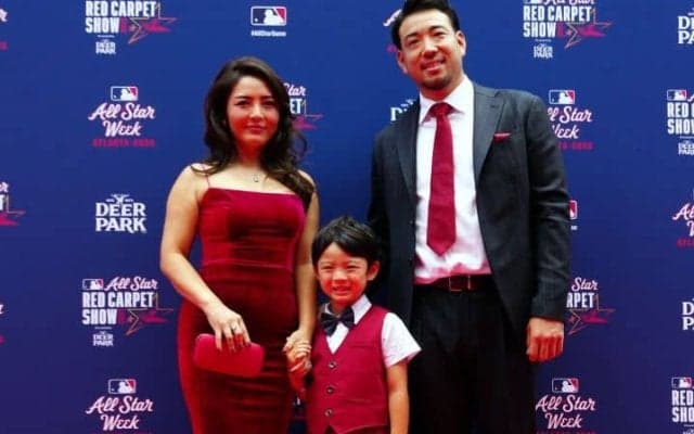 赤に赤が映える「完璧なコーディネート」　菊池雄星ファミリーがレッドカーペットで圧巻の一体感