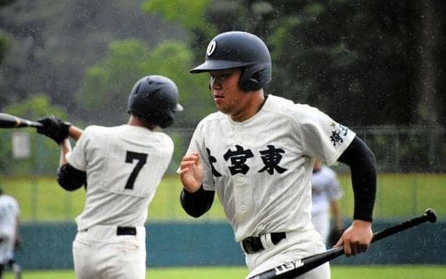 素手でバットをぬぐい手渡す　仲間に託された背番号19