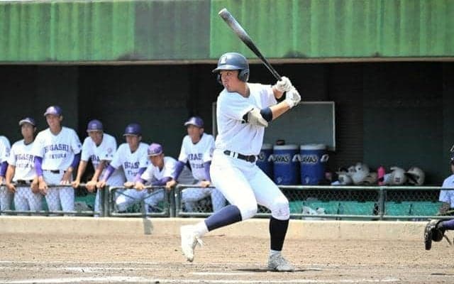 最初で最後の打席に立ち、バットを振り切る　小倉工・轟木麻秀呂主将