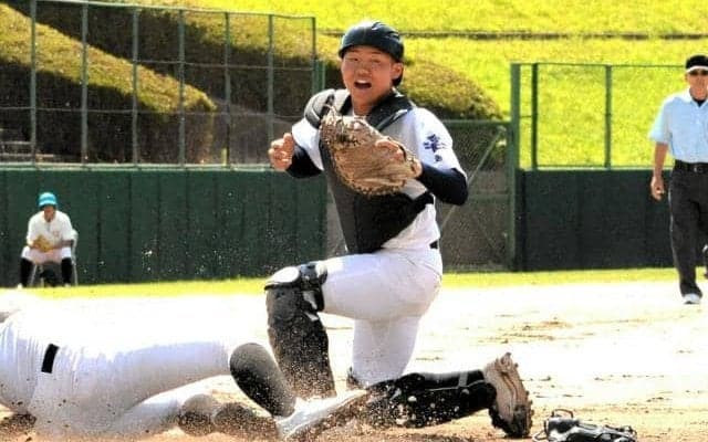 初球を振り抜きサヨナラ打　選手宣誓した松江商・三賀森慶大主将