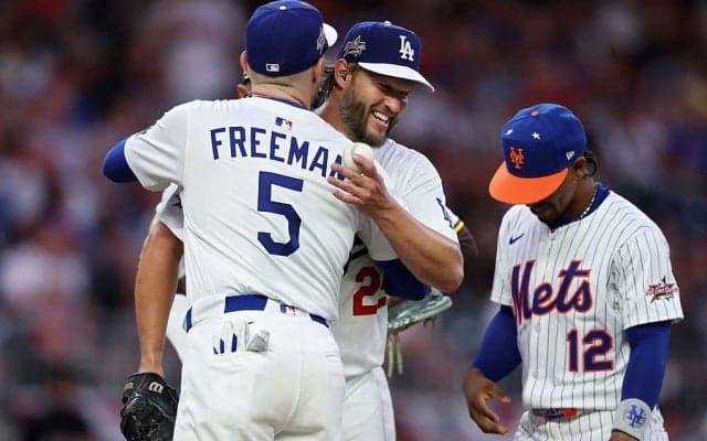 「この歓声を聞いてくれ」ド軍カーショーの“粋な降板シーン”にファン感涙 フリーマンと笑顔で抱擁…球場誰もがスタオベの圧巻光景