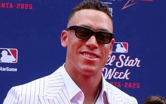 “世界最強”の身長差夫婦？　衝撃的な2ショット…ジャッジ夫妻にファン驚愕「でっけえええええ」