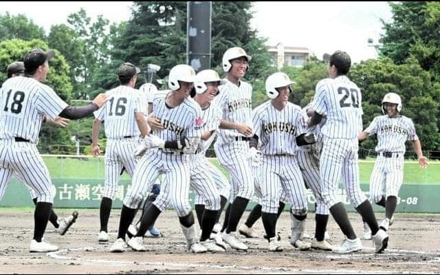 国士舘、強攻策で延長サヨナラ勝ち　エースが流れを呼び込む