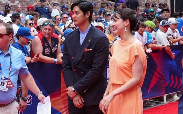 大谷翔平＆真美子夫人の横で…「絶妙なスタイル」　炸裂オーラ、“寄り添った”人物に騒然