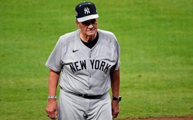 球宴のマウンドに突如現れた“懐かしの人物”「おお！」　ファンも騒然「もうすぐ85歳か」