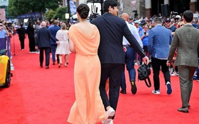 大谷翔平、真美子夫人との2ショット公開　SNS更新…由伸いじり＆“ウインク”デコピンも