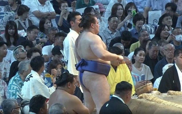 「“こいつヤバイな”って顔w」呼出が安青錦に見せた驚きの表情が話題 “憧れ”の若隆景を撃破した土俵下での一コマ