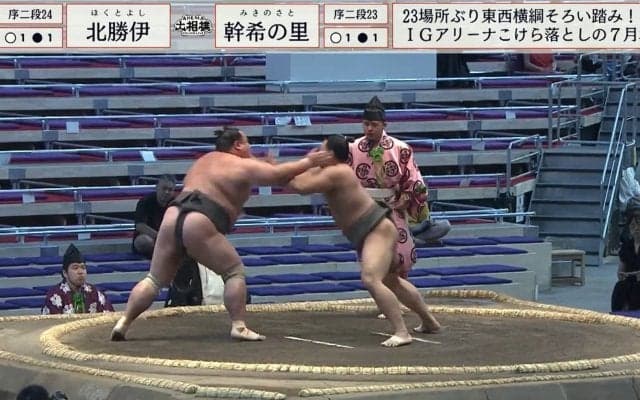 巨漢力士、形勢逆転の強烈“ビンタ” 張られた力士は「ひゃっ！」声をあげて土俵の外へ