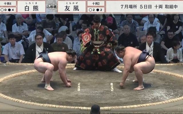 「なんかスゴイ人が相撲見てる」大相撲中継、行司の背後に“ただならぬ”存在感の武将が鎮座 「存在感ハンパない」ネット騒然