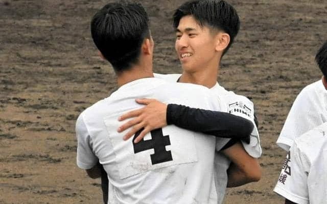 途中登板で敗れた伊予の新野蒼生主将、整列後には相手の主将と抱擁