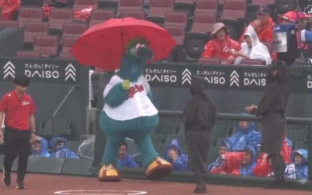 「傘さしてるかわい」雨天のスタジアムに咲く赤い傘？名物マスコットのキュートな姿にファン歓喜