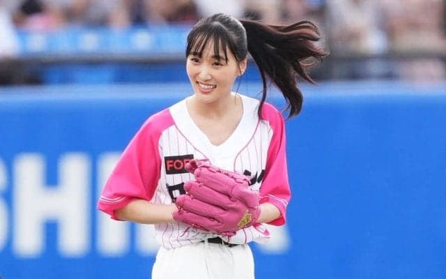 豪快足上げ→“くううう”　元坂道キャプテンが6年ぶり始球式、黒髪ポニテに場内歓声