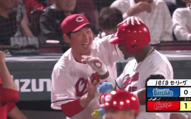 リアクションがかわいい… 鯉の大砲、覚醒の一発！打った瞬間のロケットアーチにベンチの新井監督も思わずニッコリ「新井さん嬉しそうw」