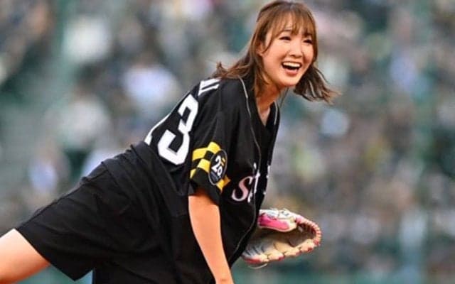 「太ももがヤバいw」　大暴投に赤面も…美女アスリートに騒然「神々しい」