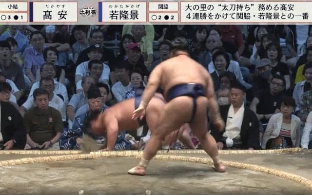 人気力士と“ただならぬ”存在感の観客が…あわや危機一髪 土俵下に転落での一コマ