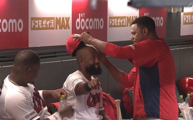 「ほんとかわいいんよwww」試合中に見せたまさかのほっこりシーン！広島の助っ人外国人と通訳のじゃれ合いにファン反応「大谷翔平並に嫌われる理由ない」