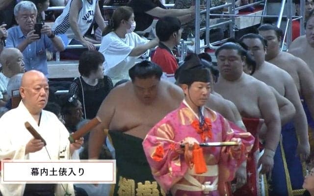 幕内土俵入りでネットざわつく“笑撃”の光景「力士との対比w」「これはじわる」