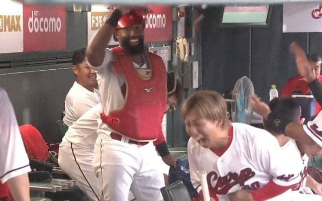 「似合ってるやんw」広島に新たな打てる捕手が爆誕？ファビアン、防具を装備してやる気満々にファン大爆笑「サービス精神旺盛やな」