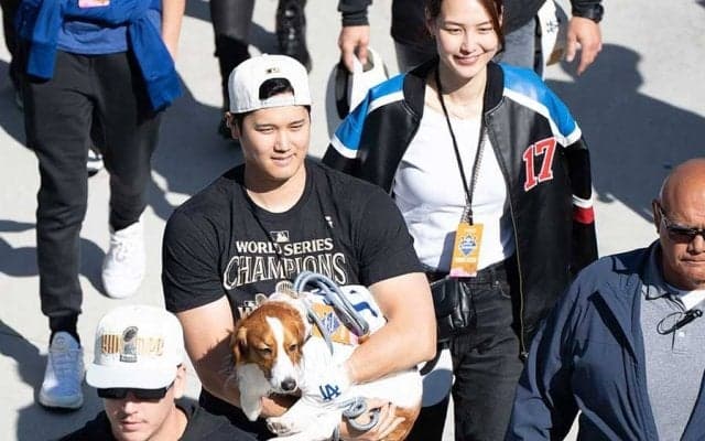 大谷翔平が公開したデコピンとの“休日”　プールでおおはしゃぎ＆犬かきも…SNSを更新