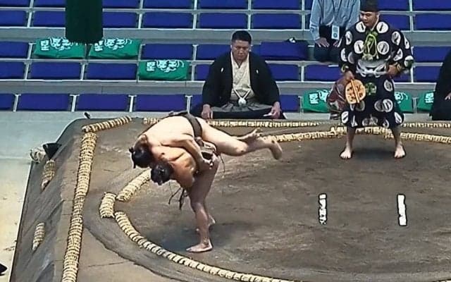 土俵下で“笑ってはいけない”状態が発生「親方ツボってる」見事な掛け投げが招いた“ほっこり珍事”