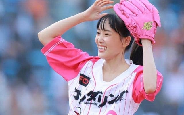神宮に降臨の女神が「超絶可愛いんですが！！」マウンドで“ぴょんぴょん”　ノーバンでいけるようにも「本番は緊張しちゃって…」