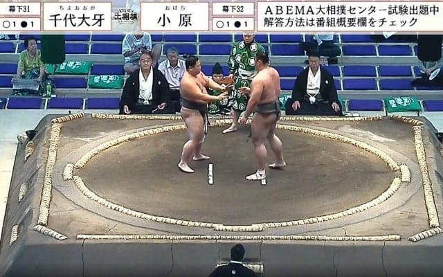 力士に何が？ 二人揃って“後退る”珍事 「えぇ」館内驚きの声 東関親方も目をまん丸