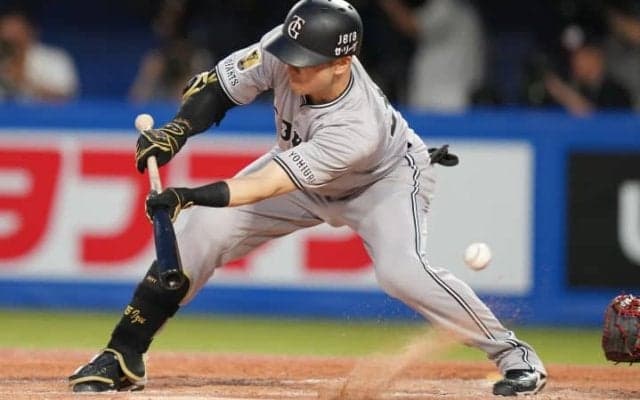 巨人・泉口友汰のバント失敗に「5番でしょ」“懲罰交代”に疑問の声　意気消沈する26歳を慰めるベテランに「優しすぎ」