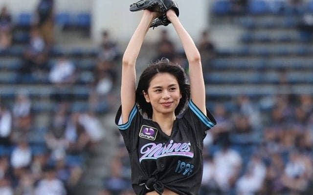 173センチ人気モデルがZOZO降臨　抜群スタイル…へそ出しユニで豪快足上げ投球