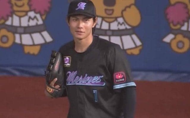 アウトカウント間違えボールをスタンドへ…25歳イケメンがまさかのミス、照れ笑いに虜