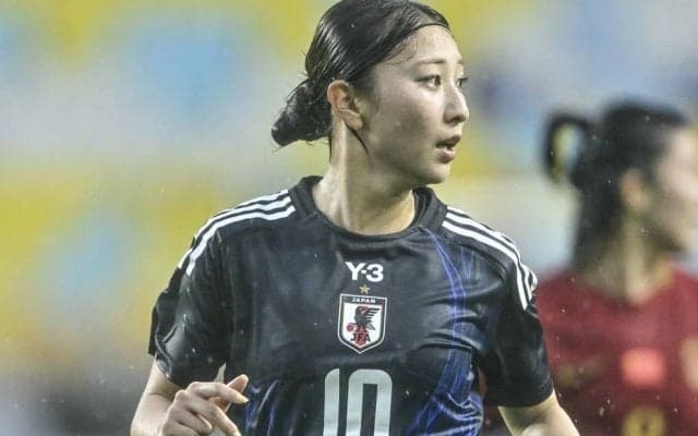 ｢ほっぺに種ついとるw｣王者ベレーザ新加入、なでしこMF塩越柚歩の“あざとかわいい”夏ショットが話題！｢楽しそう｣｢スイカ割りか。夏らしいね｣の声