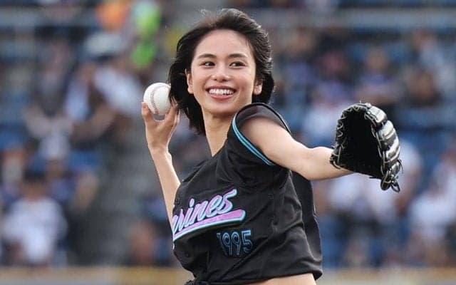 美人モデルがへそ出しで「ユニ似合いすぎ」　抜群スタイルから豪快投球…X驚愕「脚の長さ！」