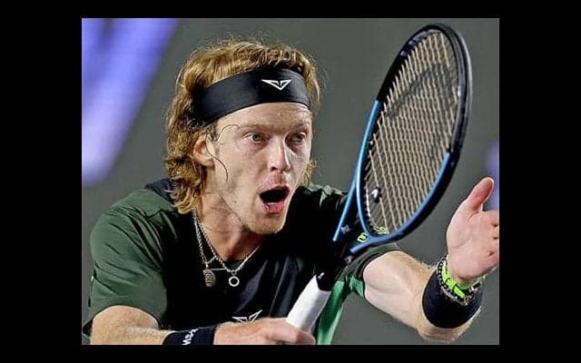  第1シード 逆転負けで決勝進出逃す 