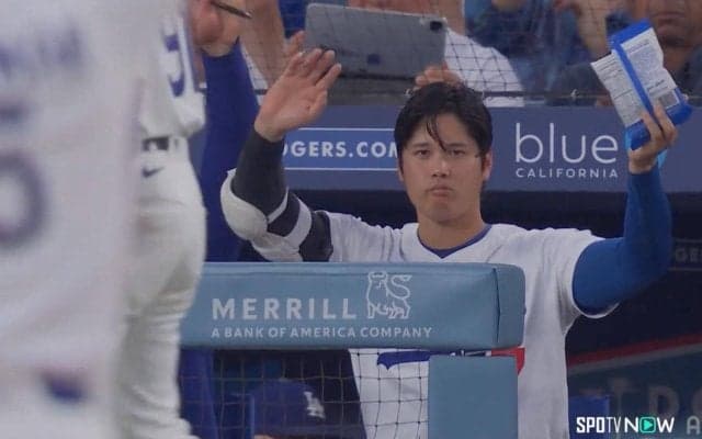 大谷翔平が“もぐもぐ”セレブレーション！同僚フリーマンのツーベースで見せたリアクション