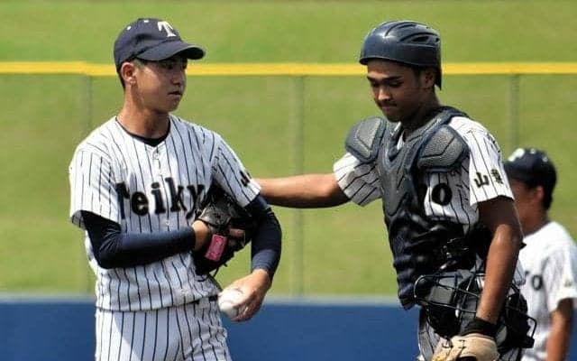 中学からの「相棒」、最後の夏終わる　帝京三の小田投手と舩脊捕手