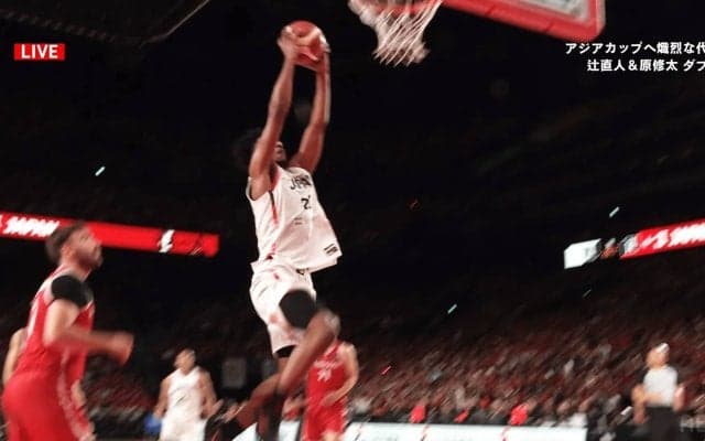 アリーナ熱狂！ 200cm逸材が“豪快すぎる両手ダンク”で魅せた！「気持ちええわ〜」「完璧なアタック」山﨑一渉が地元凱旋で躍動【バスケ男子日本代表】