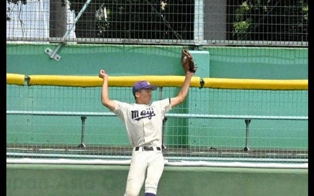 本塁打性の大飛球、高く跳んで好補　明大八王子の川上恵叶左翼手