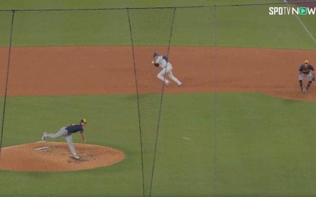 ウソでしょ？ 大谷翔平の足で“まさかの光景”「行くんかい！」 相手捕手が“イライラ”→とんでもないスピードで爆速盗塁