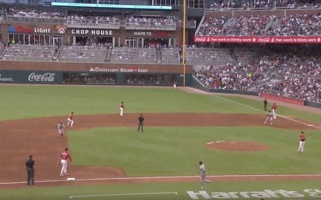 走者ドン引き！大遠投“爆肩レーザービーム”「ヤバいｗ」今季No.1級の超ファインプレー… 天才アクーニャJr.が“ノーバン神送球”